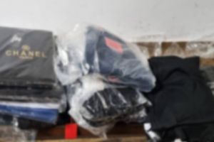 Știri Constanta: FOTO. Articole susceptibile a fi contrafacute, in valoare de 30.000 de lei, confiscate de politistii de frontiera la Mangalia