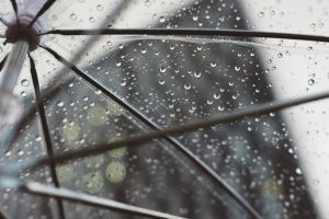 România, lovită de vremea rea. ANM anunţă ploi şi vânt puternic, în toată ţara, până pe 31 martie