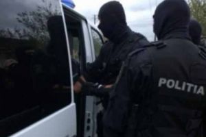 Bancnote false puse în circulaţie prin intermediul unei minore, la Drobeta-Turnu Severin. Un bărbat a fost reţinut/ FOTO