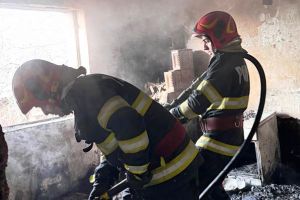 Locuinţă cuprinsă de flăcări la Mera! Pompierii lucrează la stingerea incendiului