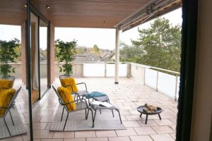 Eleganţă şi confort pe terasă: avantajele unei copertine retractabile şi cum se montează corect