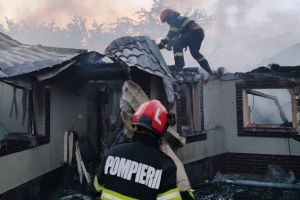 Incendiu de amploare la Cârligele! O anexă a luat foc iar proprietarul a făcut atac de panică