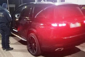 Maşină de 100.000 euro oprită la frontieră de poliţiştii botoşăneni. Ce au descoperit oamenii legii
