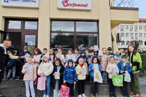 Elevii de la „Sf. Nicolae” aduc bucurie copiilor defavorizaţi