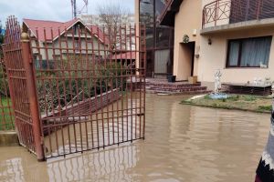 Bacău: Pompierii militari au evacuat apa dintr-o curte inundată pe strada Prelungirea Bradului