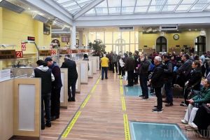 Aglomeraţie la ghişeele Primăriei Oradea, luni, în penultima zi în care se acordă bonificaţii pentru plata integrală a impozitelor (FOTO)