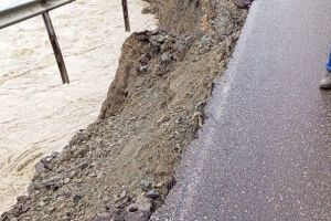 Drumul judeţean surpat la Prahuda a fost închis circulaţiei rutiere!