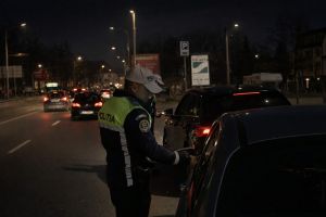 Doi tineri prinşi în trafic la Sibiu: unul fără permis, altul cu el suspendat
