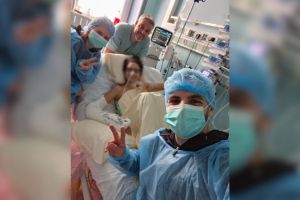 Adolescenta din Oradea grav rănită într-un accident în care mama ei şi-a pierdut viaţa a fost transferată la spitalul „Marie Curie”. Fratele ei: „Jasmine este o adevărată luptătoare”