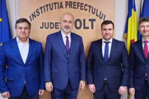 Întâlnire administrativă la nivel regional, la Olt. Prefecţi din trei judeţe şi un deputat, în dialog la Slatina