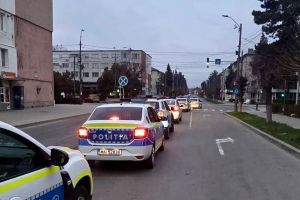 Oneşti: Minoră de 17 ani, fără permis, implicată într-un accident în parcarea unui magazin