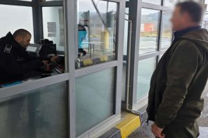 Un bărbat i-a cumpărat soţiei permis de conducere cu 400 euro. Nu a mai apucat să i-l ofere că l-au prins poliţiştii botoşăneni