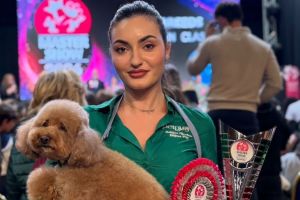 „Fac ce iubesc”– Sabina din Sibiu, performanţă pe scena internaţională a frizeriei canine