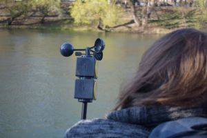 „Laboratoare climatice”: Elevii din Oradea măsoară poluarea din oraş şi vor propune soluţii