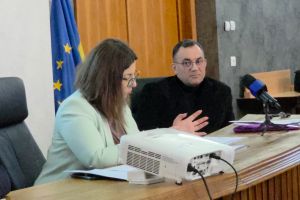 VIDEO Reproşuri la adresa angajatului unei instituţii din Botoşani. „Atitudinea este sub orice critică! Mai avea un pic şi mă dădea şi pe mine afară”