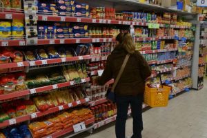 Guvernul prelungeşte plafonarea adaosului la alimentele de bază