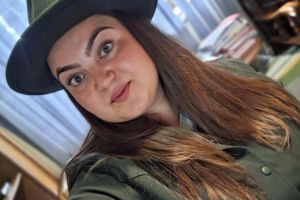 A ales bocancii în locul tocurilor! Fiica unui pădurar din Botoşani trăieşte în inima pădurii. „Am prins drag de meseria asta”