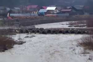Acces auto imposibil în mai multe localităţi din Buzău, după ploi