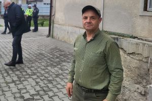 FOTO. El este pădurarul care le-a găsit pe fetiţe în pădure. A mers kilometri întregi cu ele în braţe