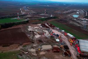 Viaduct uriaş pe Autostrada A7: UMB ridică structura care va traversa mlaştinile şi calea ferată de la Cleja