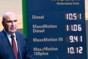 Acciza va fi redusă „în primă etapă” doar la motorină, nu şi la benzină, anunţă premierul Ilie Bolojan