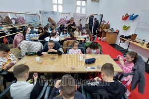 Lecţii de creativitate: Cum au transformat meşterii populari „Școala Altfel” într-o sărbătoare la Centrul Judeţean de Cultură Dâmboviţa