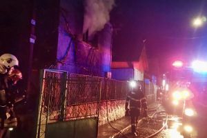 Acum! Bărbat carbonizat într-o locuinţă cuprinsă de flăcări