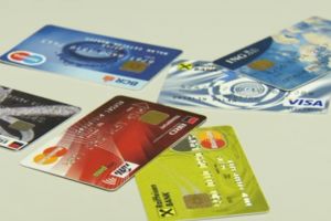 A folosit cardurile furate dintr-un autoturism parcat. Câţi bani a cheltuit