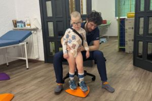 Povestea lui Bogdan, copilul de 5 ani care luptă să facă primul pas. Are nevoie de ajutor pentru a continua tratamentul