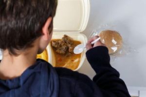 Licitaţie de 1,46 milioane de lei pentru mâncarea caldă a elevilor unui liceu din judeţul Botoşani