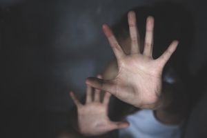 Agresiune şocantă în Ciocăneşti: O minoră de 13 ani, bătută în plină stradă de tatăl unei „rivale” şi de un complice