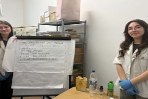 Două eleve de liceu vor reprezenta Botoşaniul la un important concurs naţional de chimie