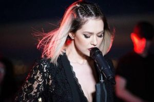 O cântăreaţă originară din Sebeş, cunoscută în toată România, a rămas însărcinată. Anunţul, făcut printr-o melodie şi un videoclip emoţionante