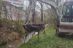 Primăria curăţă pârâurile din Sibiu: lista zonelor vizate / foto