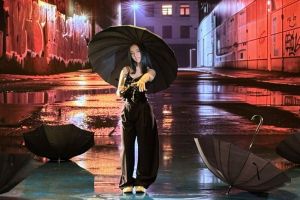 Braşoveanca Alexxa cucereşte online-ul: „Umbrela” ajunge la 800.000 de vizualizări în doar două săptămâni