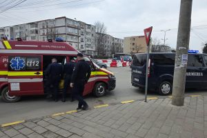 FOTO & VIDEO Femeie în stare gravă, găsită pe o stradă din Botoşani. A fost dusă de urgenţă la UPU