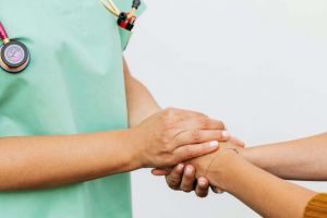 O nouă ediţie a cursului de îngrijiri paliative la OncoHelp Timişoara. Program unic în vestul ţării pentru formarea asistenţilor medicali