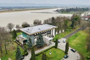 Primăria vrea să preia Centrul de Cultură „George Apostu” şi să demoleze gardurile pentru ca băcăuanii să aiba acces la cultură