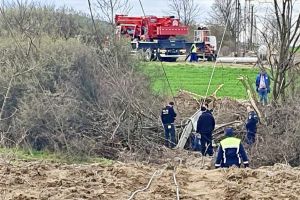 Un muncitor şi-a pierdut viaţa după ce stâlpul de electricitate s-a prăbuşit peste el