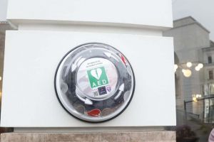 MENSAVE instalează un nou defibrilator public în Piaţa Unirii din Timişoara. Comunitatea este invitată la instruire gratuită