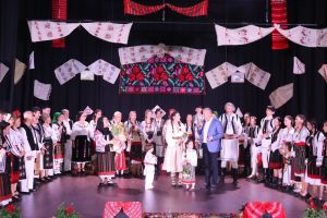 Şezătoarea „Acasă, la rădăcină” a readus tradiţia pe scena din Buftea. Artişti locali de toate vârstele au recreat atmosfera satului de altădată