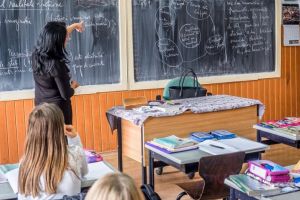 Veste importantă pentru profesorii din Sibiu: când îşi primesc salariile