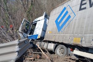 Ultima oră! TIR răsturnat în afara carosabilului