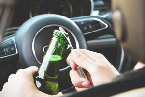 Mită oferită poliţiştilor de un bărbat din Gătaia, prins beat şi fără permis. A fost trimis în judecată