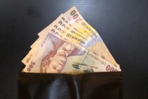 Salariul mediu net a luat-o în jos la nivelul judeţului Olt. Scăderi cu până la 15,5%
