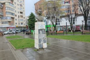 PNL Botoşani, invitat să repare soclul pe care este amplasat bustul lui Ion Pillat din parcul Junior
