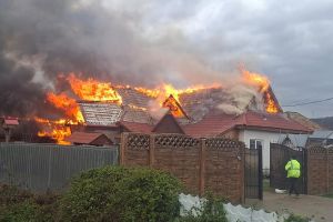 Incendiu la o locuinţă din Bogdăneşti. Pompierii au intervenit cu mai multe autospeciale