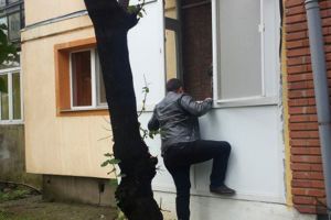 Sătmărean supărat după despărţire. A intrat pe geam şi a furat un lanţ de aur din casa fostei iubite, apoi l-a amanetat
