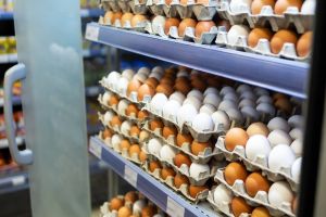 Controale în pieţe şi magazine. Ouăle expirate, pericol major pentru sănătatea cumpărătorilor