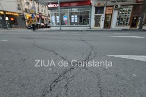 FOTO+VIDEO: O noua problema in traficul din Constanta! Asfalt crapat la intersectia bulevardului Tomis cu strada Cuza Voda 